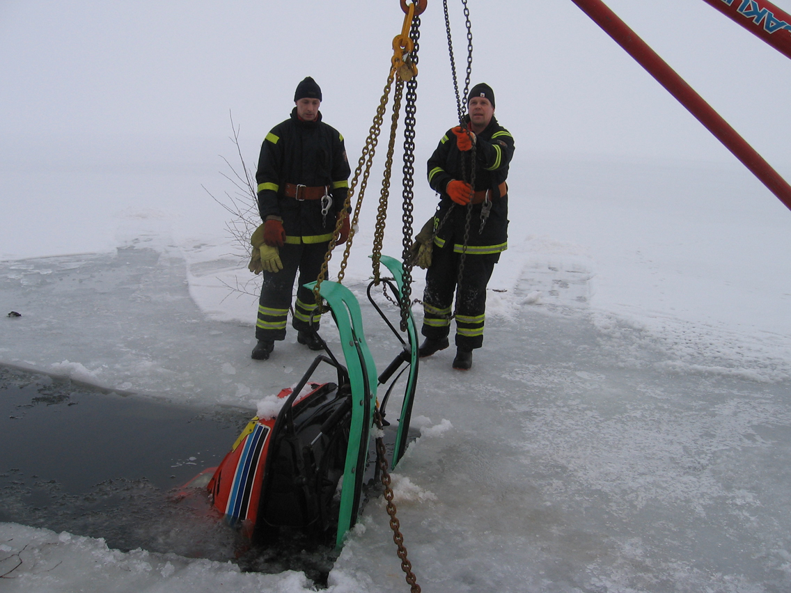 Kelkan nosto Lehijärvellä VPK.n nostopuomilla